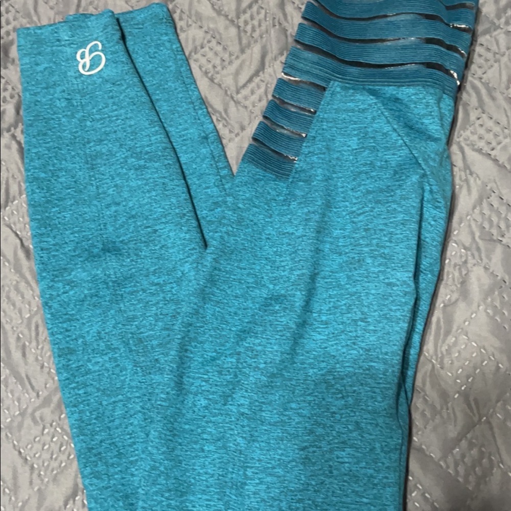 Selling both sports bra and leggings as the set